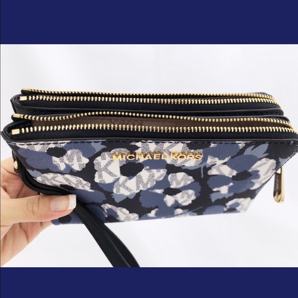Gaby’sBags👜💕-NWT Michale Kors Wristlet Floral - Picture 2 of 6